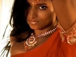 امرأة سمراء رقص شهواني هندي ناقص مغوي تعري نفش